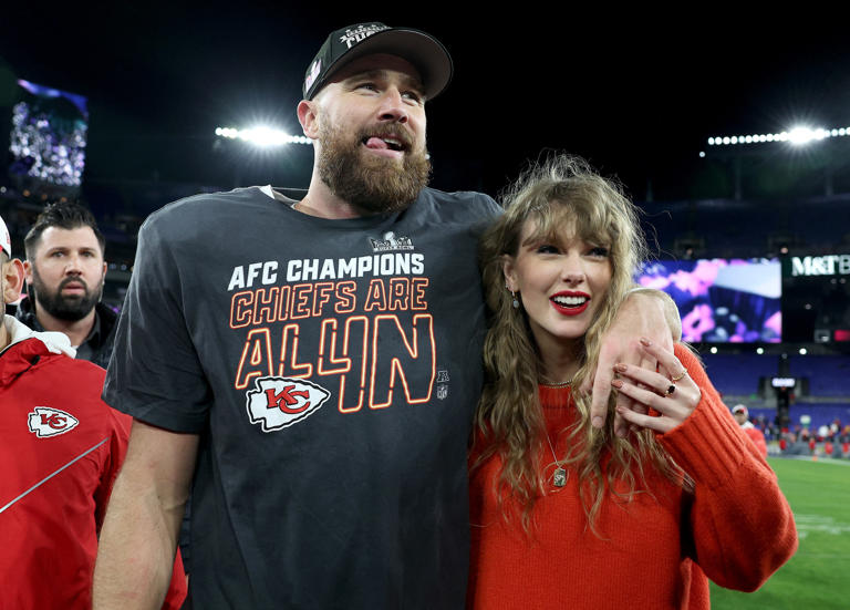 Travis Kelce ăn mừng chiến thắng cùng Taylor Swift sau một trận đấu ở Baltimore, Maryland, hôm 28/1. Ảnh: AFP