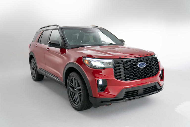 2025 Ford Explorer Release Date Prices America's 2025 Ford Explorer Jumps From Behind The Cgi Curtain With Ev