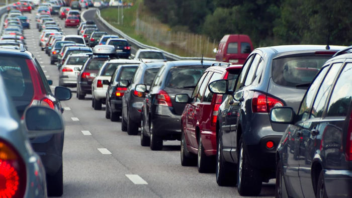 το λάθος που κάνουν οι οδηγοί περιμένοντας στην κίνηση - ποιες βλάβες προκαλούνται στο αυτοκίνητο
