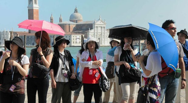 venezia, si cambia: per ogni guida non più di 25 turisti, altoparlanti banditi e vietato intralciare i pedoni. ma ci sono delle eccezioni