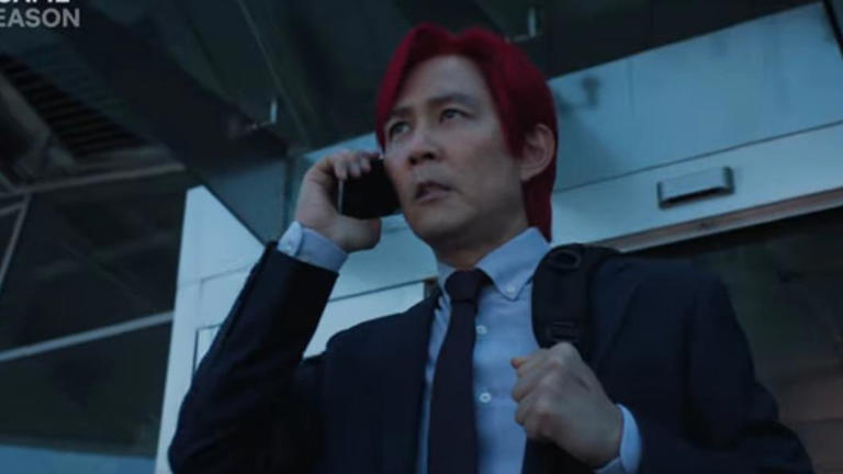 李政宰在第2季中染了個大紅髮。（圖／翻攝自Netflix YouTube）