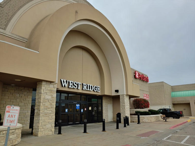 West Ridge Mall restaurant pauses service