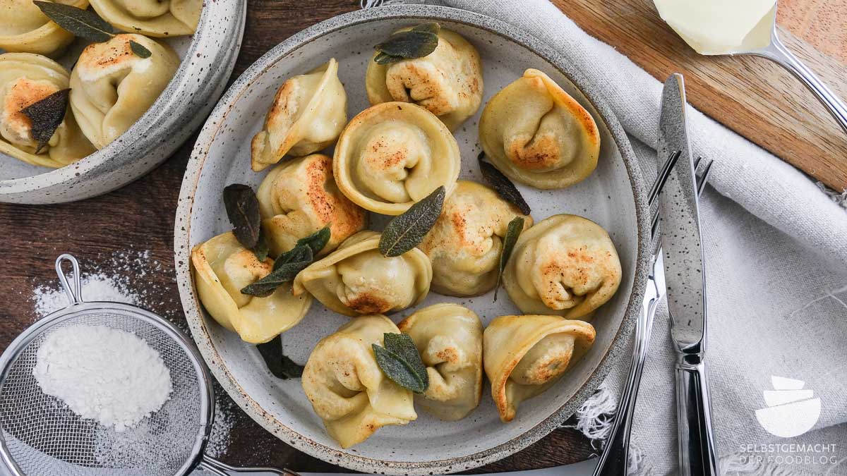 Selbstgemachte Tortellini mit Fleischfüllung