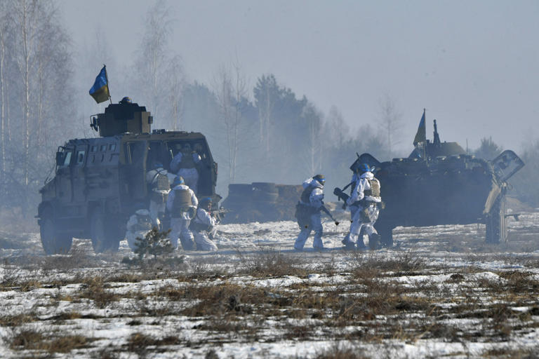 Des militaires ukrainiens participant à des exercices militaires menés par des unités d’assaut dans la région de Jytomyr, en Ukraine, le 30 janvier 2024.