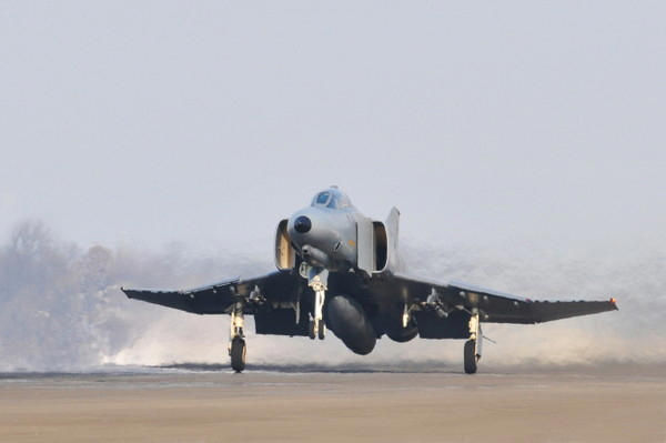 An F-4E Phantom fighter jet is taking off from the runway. Photo provided by the Air Force