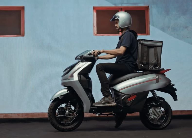 pada mode skuter listrik, Hero Surge S32 lebih mudah dikendarai Surge EV