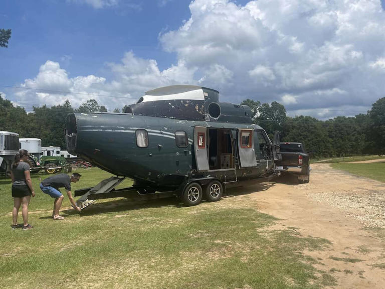 Casal compra helicptero usado e o transforma em trailer.Fotos: Instagram @helicamper_rv