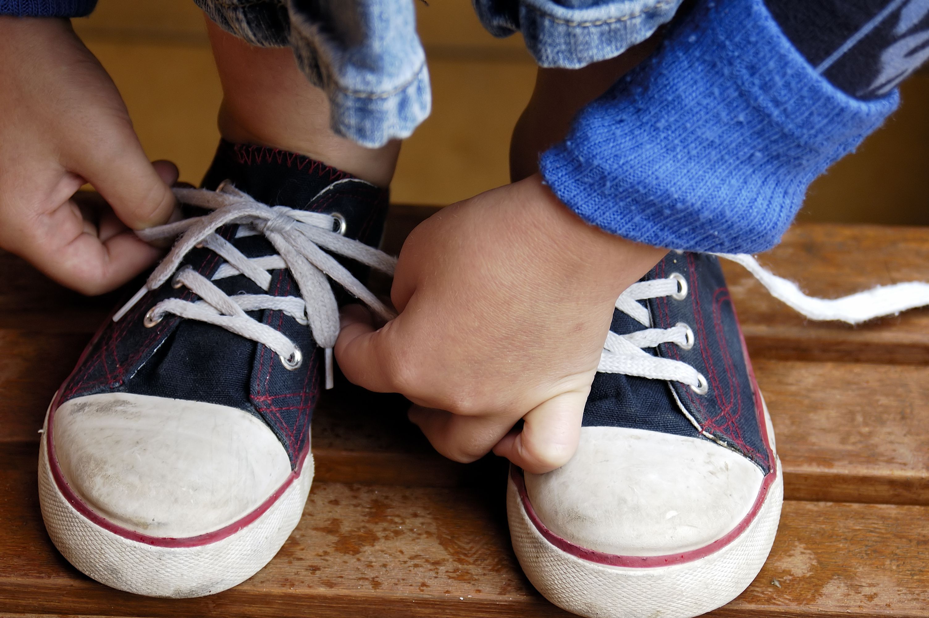 When your shoes. Развязывание шнурков. Шнурки развязались. Кроссовки с развязанными шнурками. Завязывать шнурки.