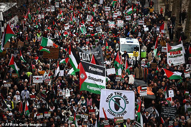 Metropolitan Police deploying hundreds of officers onto the streets of ...