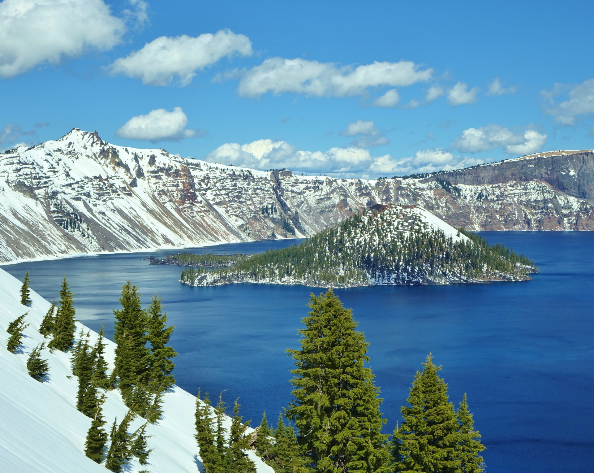 Fed by rain and snow, the lake’s crystal blue waters mirror the Cascade Mountain Range, a favorite winter sports playground.