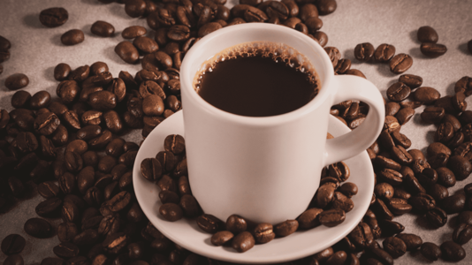 一般的にコーヒーのほうが緑茶よりもカフェインが多いと言えます。photo by canva