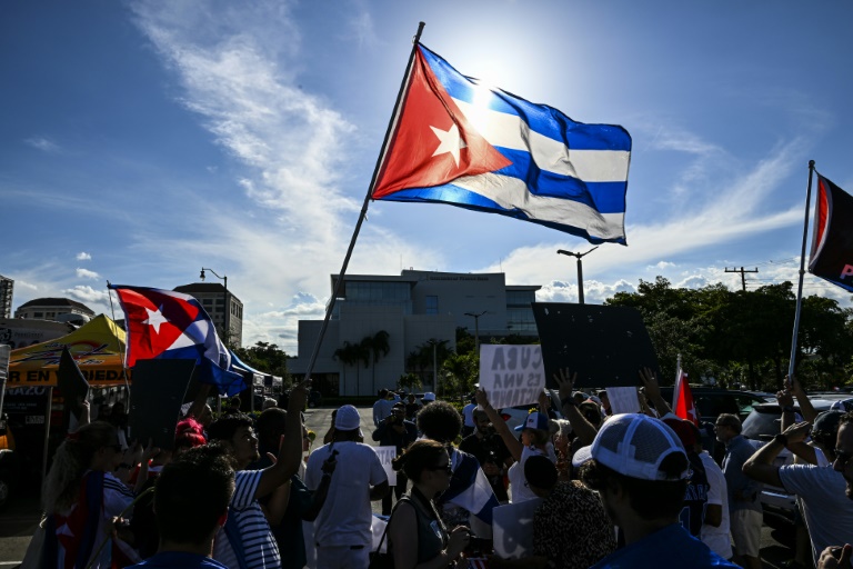 una activista cubana condenada a tres años de prisión por unas fotos envuelta en la bandera