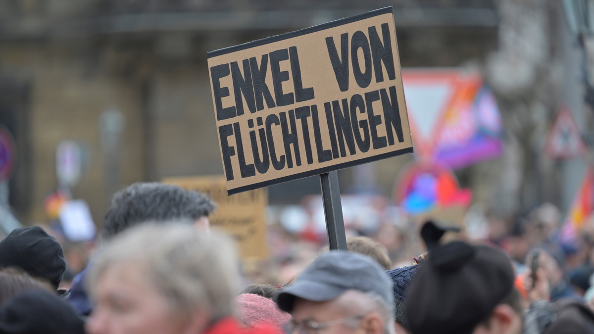 Demonstration Gegen Rechts: Über 10.000 Teilnehmer In Dresden