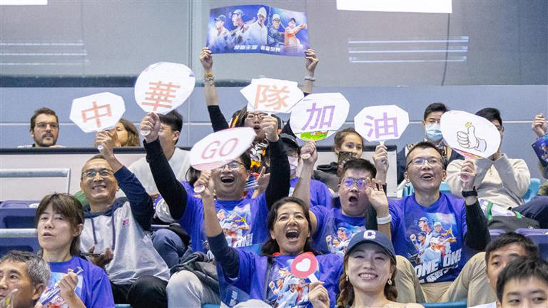 2024台維斯盃，球迷自製應援看板為台灣隊加油。（圖／海碩整合行銷提供）