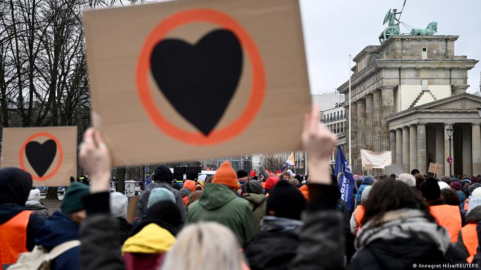 Germany: Tens Of Thousands In Berlin Protest Far Right