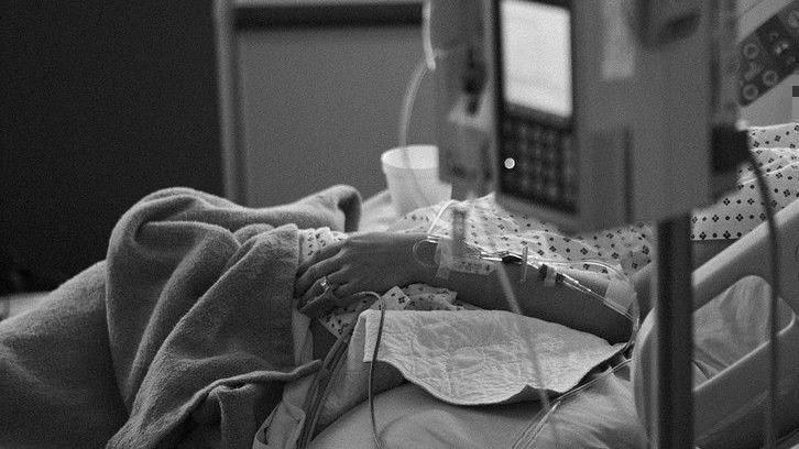新冠確診暴增「病人等不到床」 醫嘆疫情恐惡化：立院成關鍵