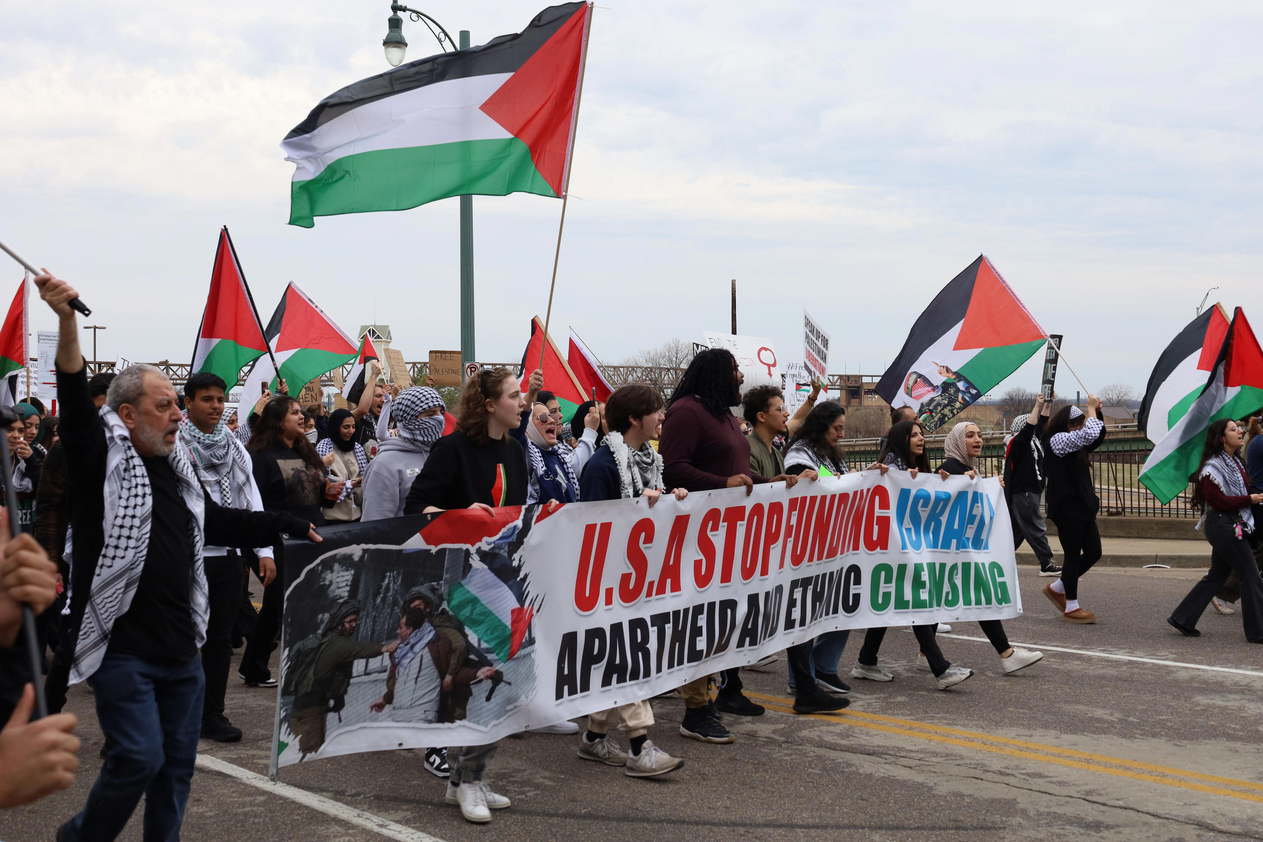 Protest Shuts Down Hernando De Soto Bridge In Memphis   BB1hJpJh.img