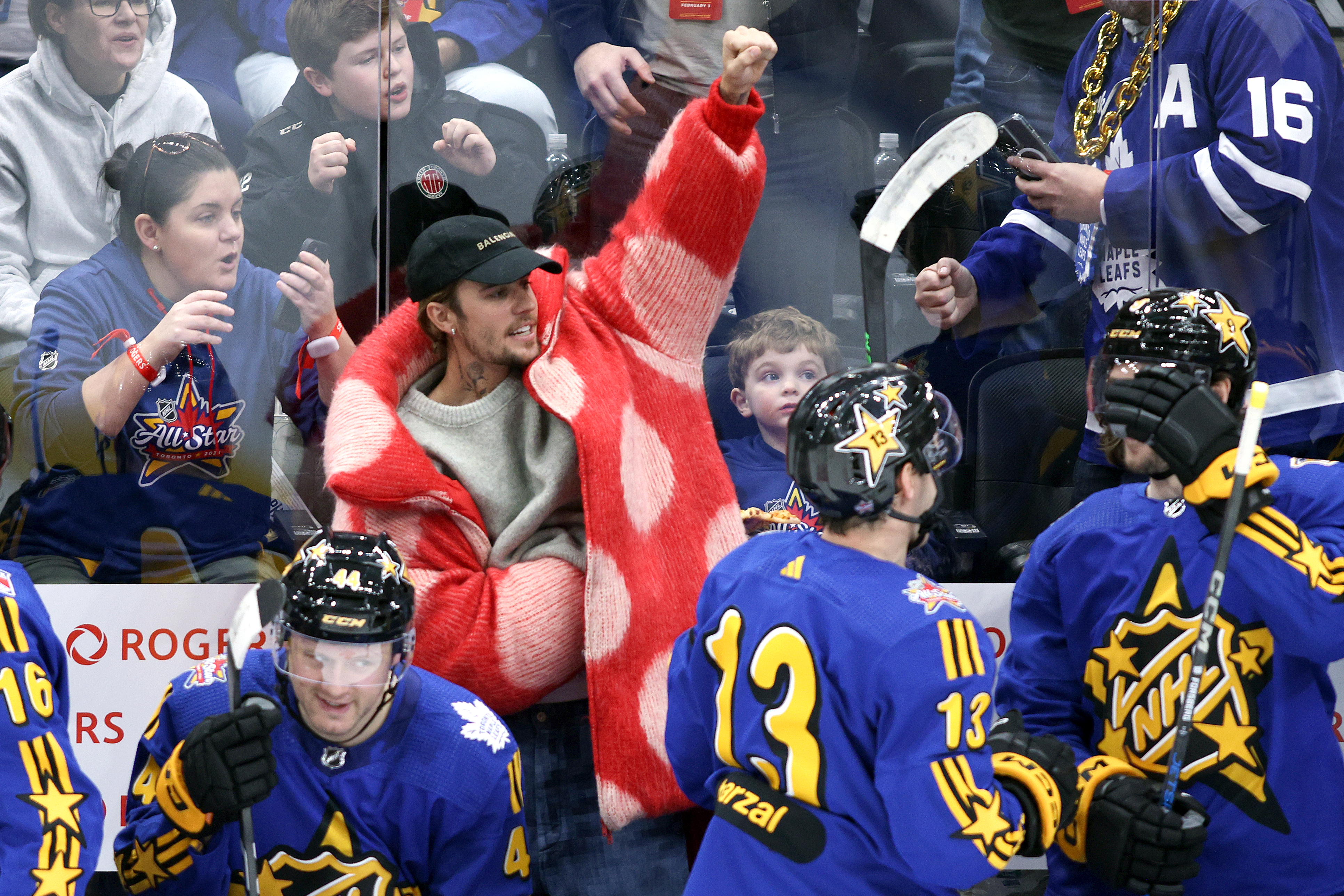 Justin Bieber Soaks In NHL All Star Game Win In Gaudy Oversized Coat   BB1hJpNx.img