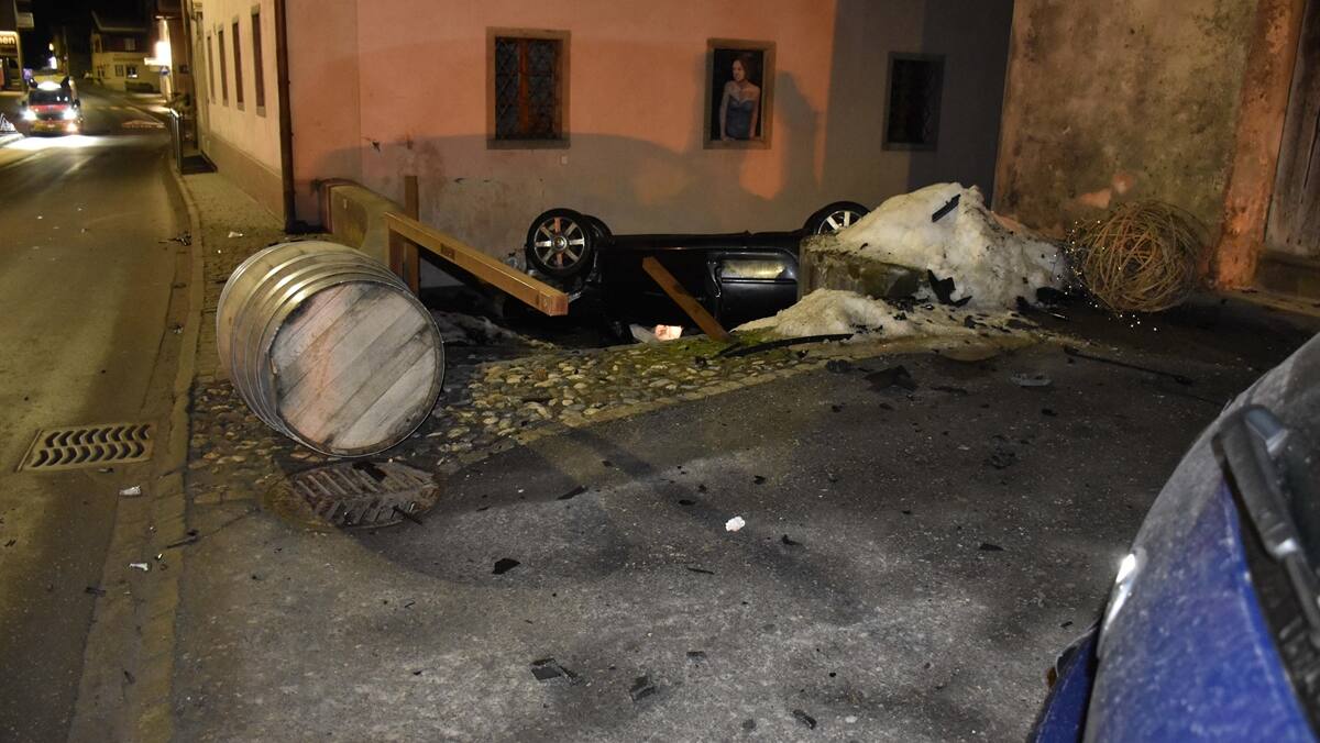spektakulärer unfall in savognin gr: auto wird gegen haus geschleudert und landet auf dem dach