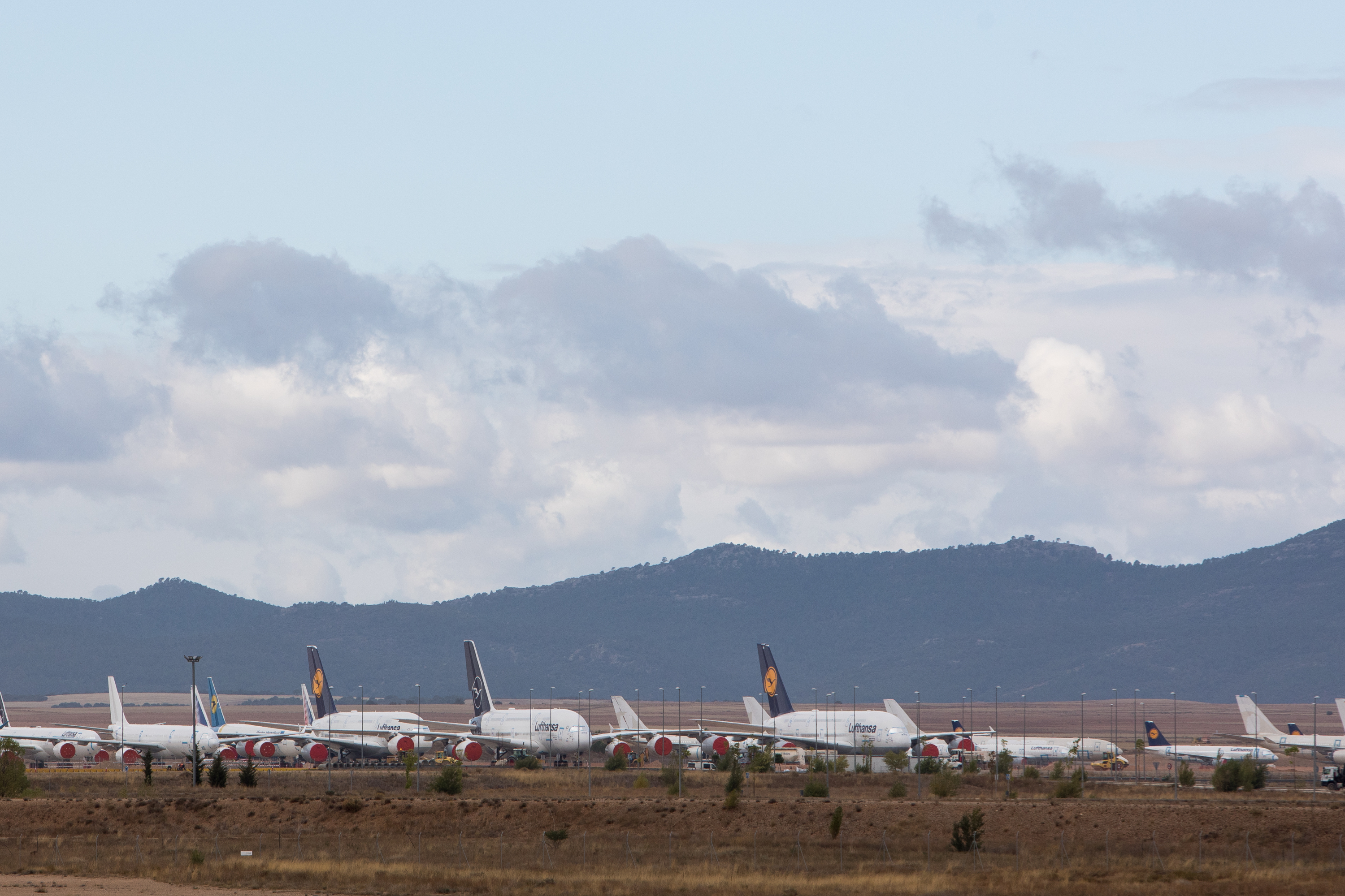 el aeropuerto fantasma español recibe 6 aviones de pasajeros del modelo más grande del mundo