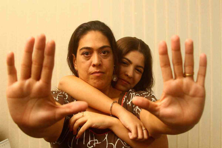 A nutricionista Isabel Albuquerque com a filha, Clara, que já foi vítima de bullying: apreensão após denúncia ignorada e mudança de escola
