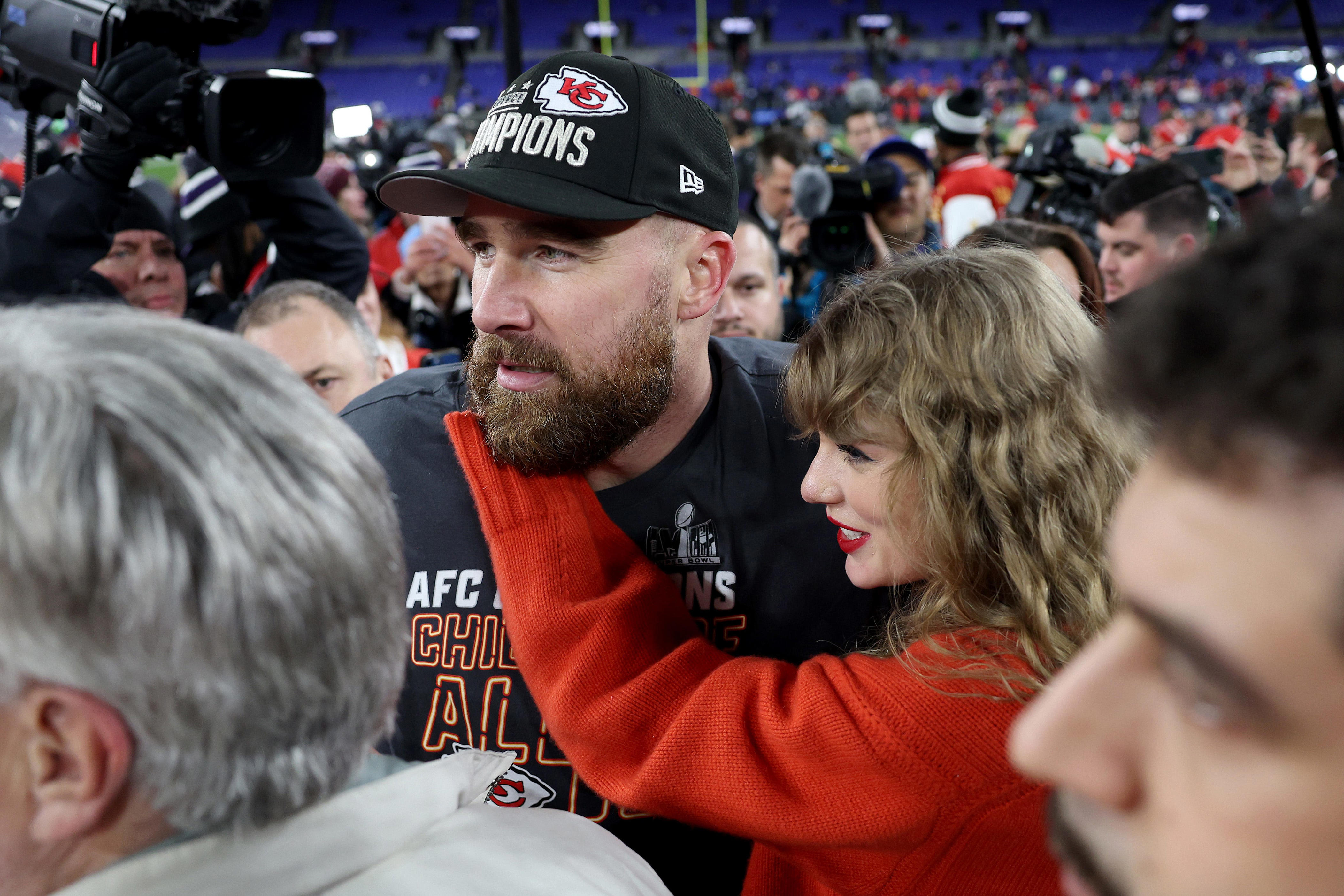 Taylor Swift Fans Turned Travis Kelce Staring Down A Photographer While   BB1hLD5q.img