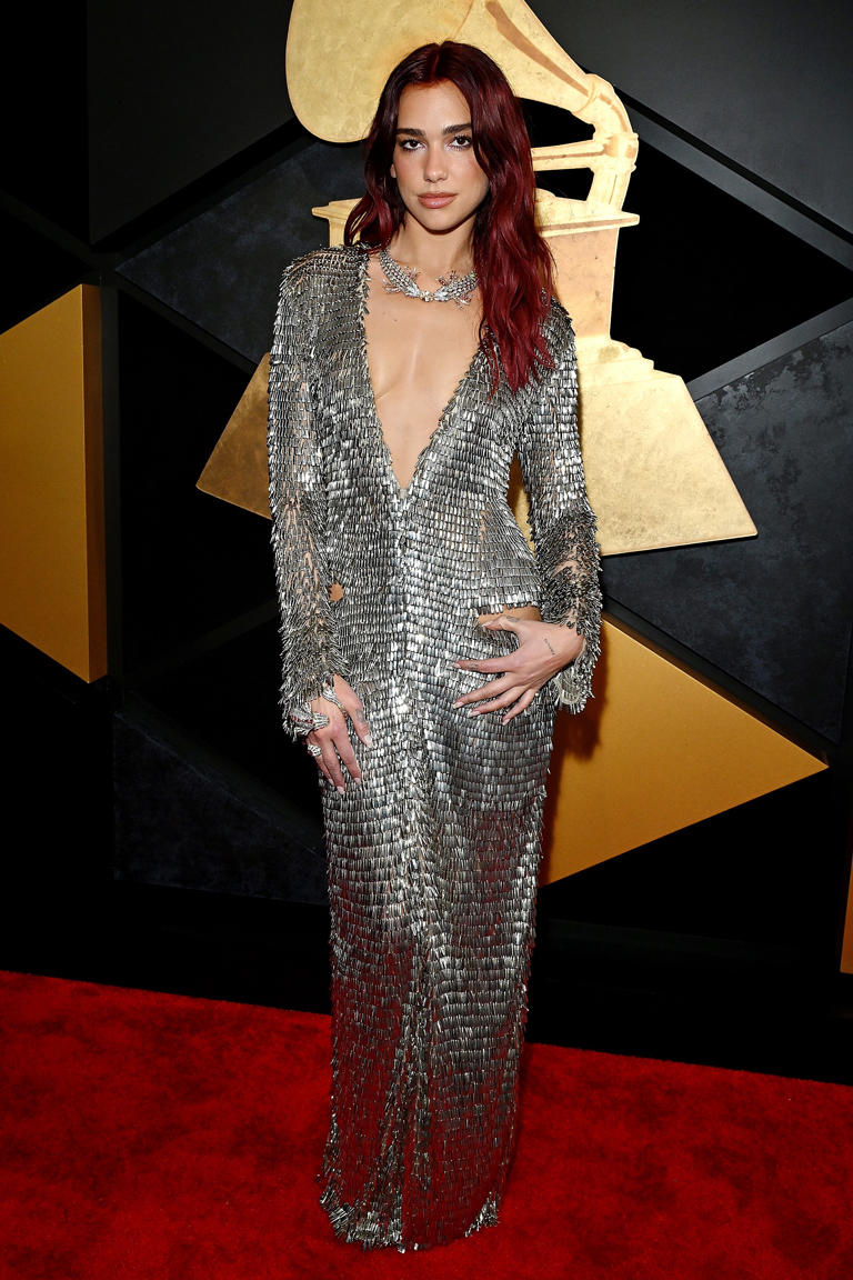 Dua Lipa deslumbra en los premios Grammy 2024 con un vestido plateado