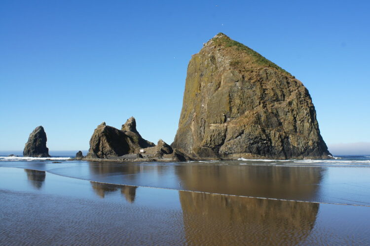 The Pacific Northwest is filled with epic places to visit in the US, largely because of the widely varied landscapes one can see. Haystack Rock is just one of the main attractions in Cannon Beach, while the town itself is a lot of fun to visit.