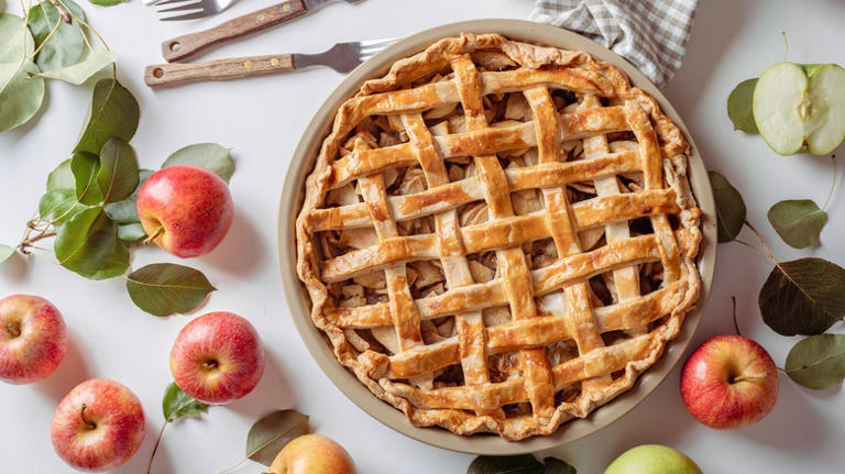 Martha Stewart's Timing Advice For Golden Brown Pie Crust