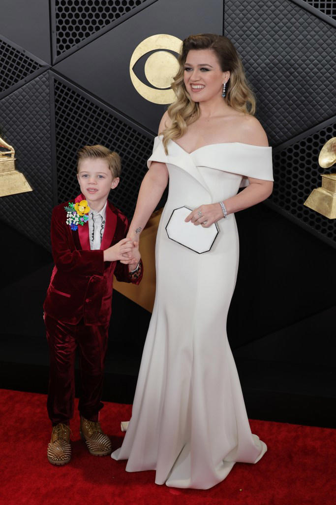 Kelly Clarkson shows off drastic weight loss as she attends Grammys