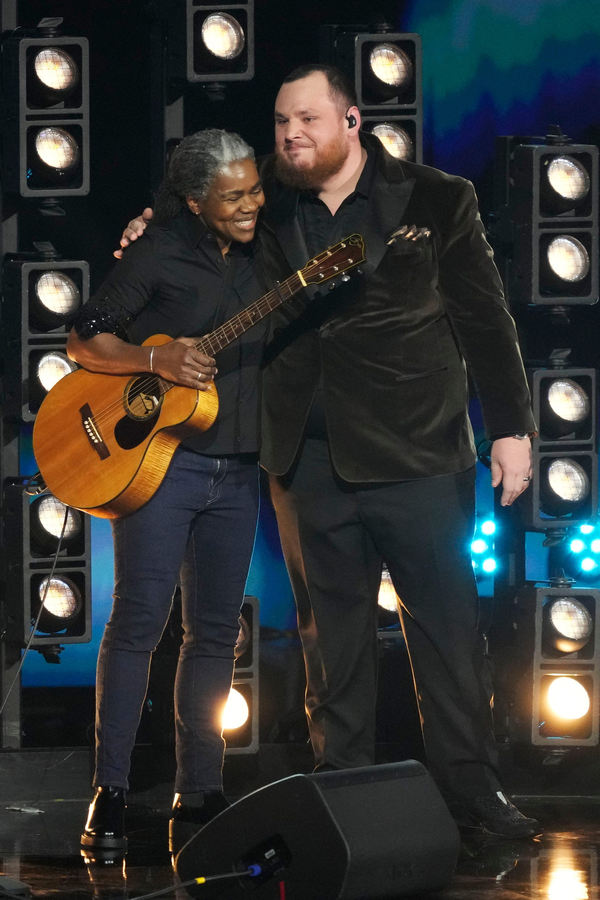 Luke Combs Pays Tribute To Tracy Chapman After Fast Car Duet At The   BB1hM6i6.img