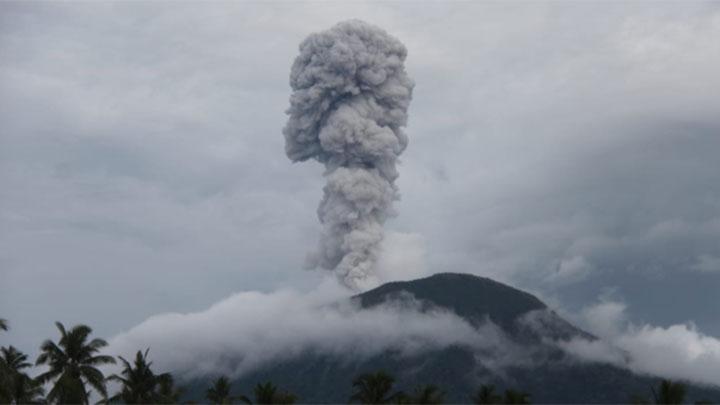 gunung ibu erupsi lontarkan abu vulkanik setinggi 800 meter