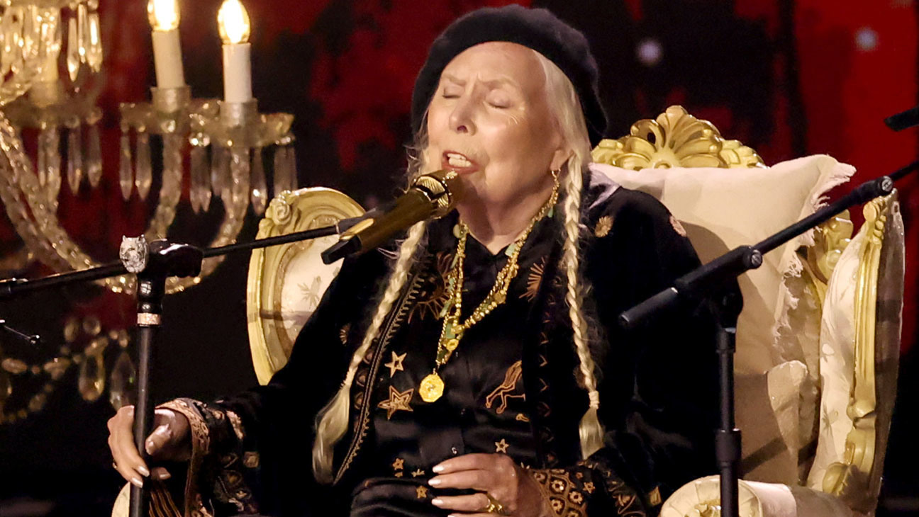 Joni Mitchell Delivers Moving GrammysDebut Performance of "Both Sides