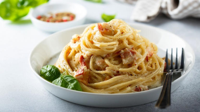 Why It's Essential To Use Room Temperature Eggs In Carbonara