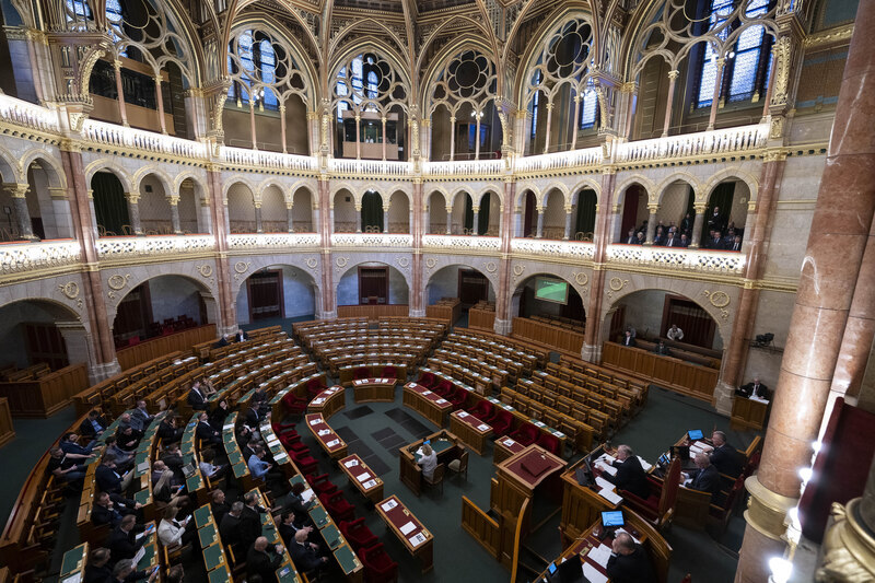 maďarský parlament o vstupu švédska do nato nehlasoval, členové fideszu nepřišli