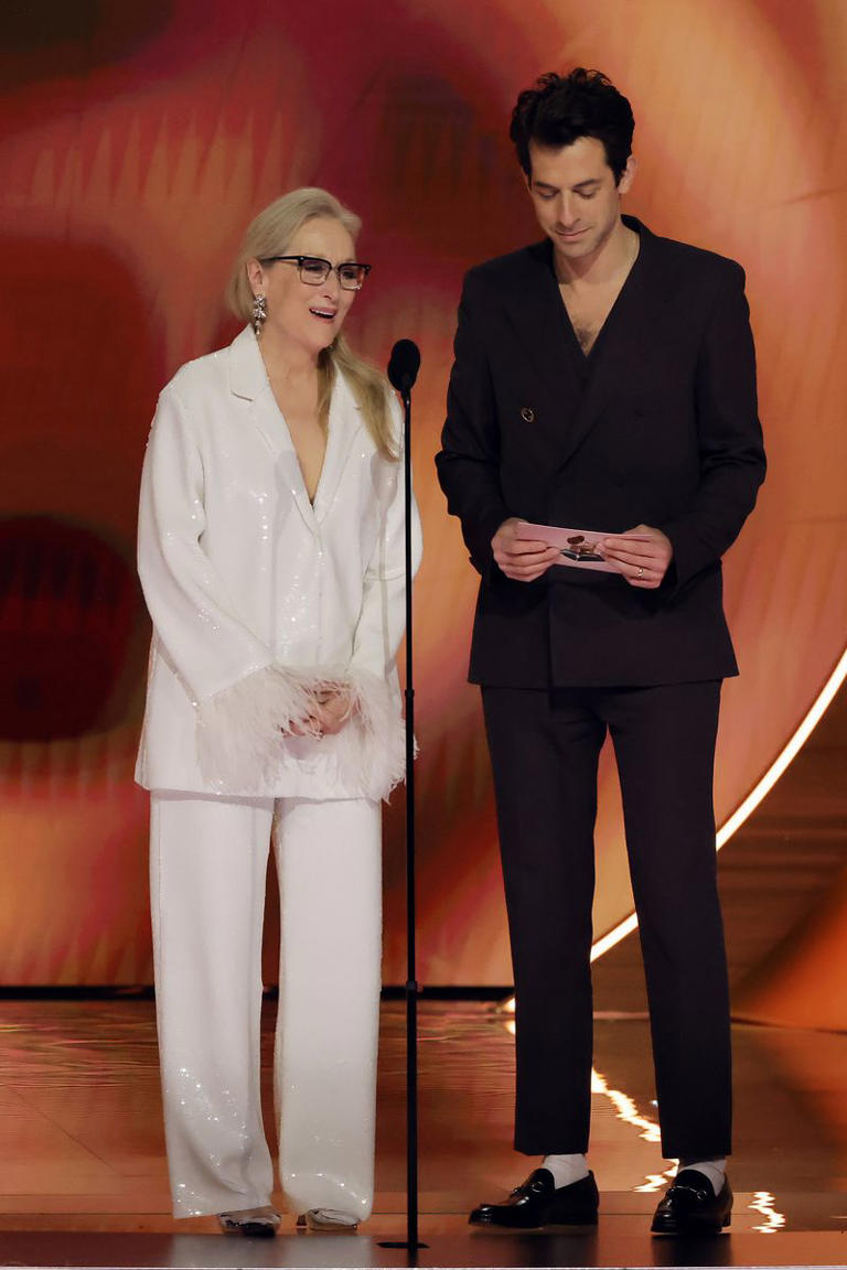 El traje blanco con plumas de Meryl Streep en los Grammy 2024 es ideal