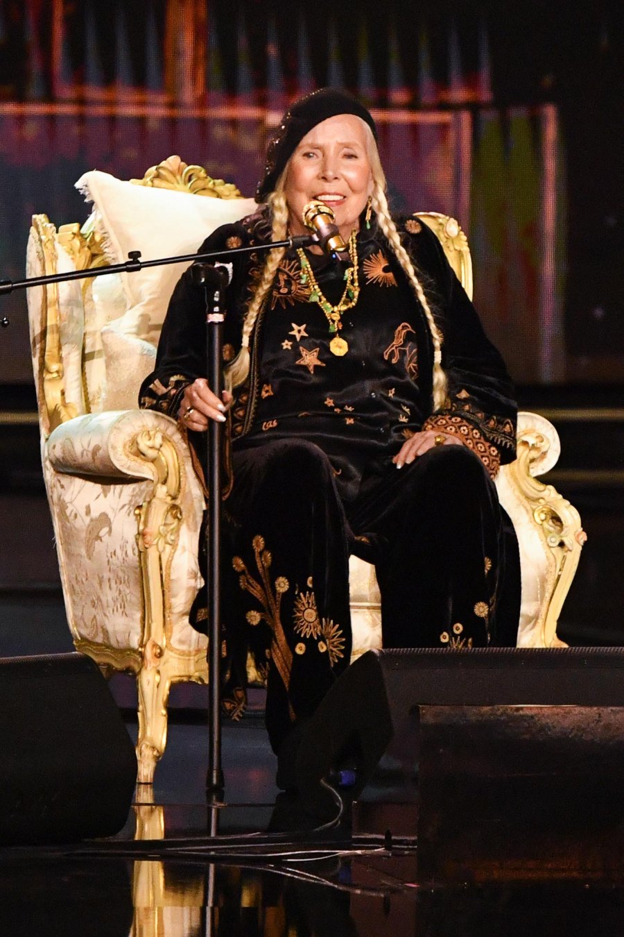 Joni Mitchell Performs At The Grammys For The 1st Time At Age 80   BB1hNktk.img