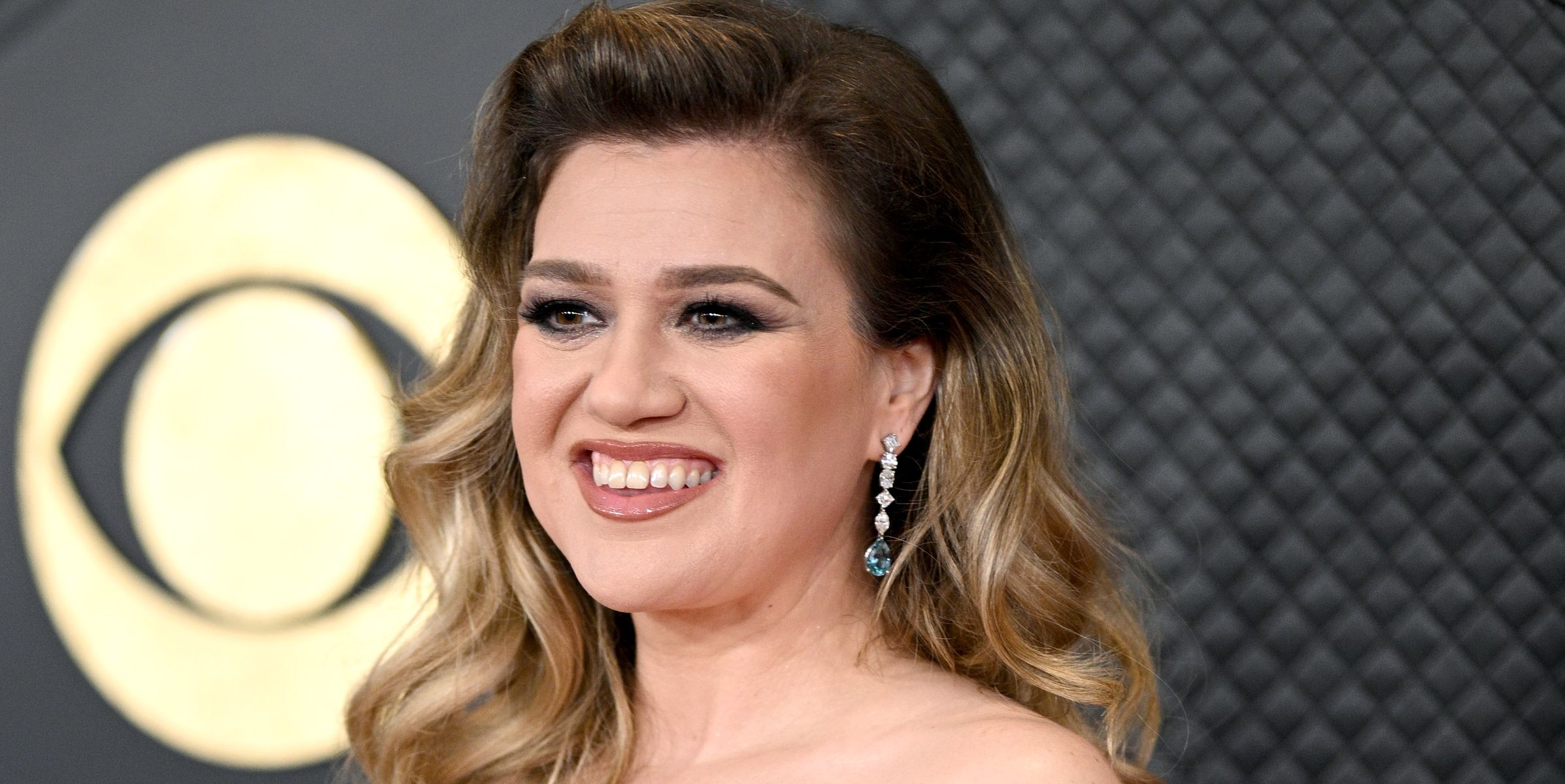 Fans Say Kelly Clarkson's Son Is Her "Twin" After Rare Red Carpet ...