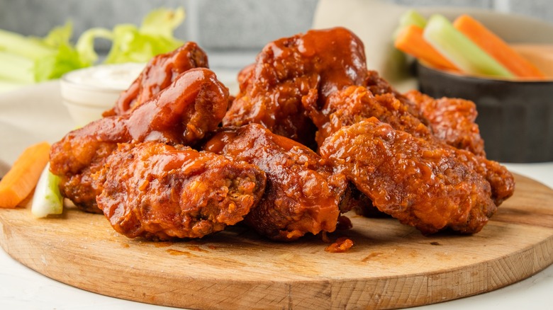 Here S How Many Chicken Wings You Need For Your 2024 Super Bowl Party   BB1hOPZI.img