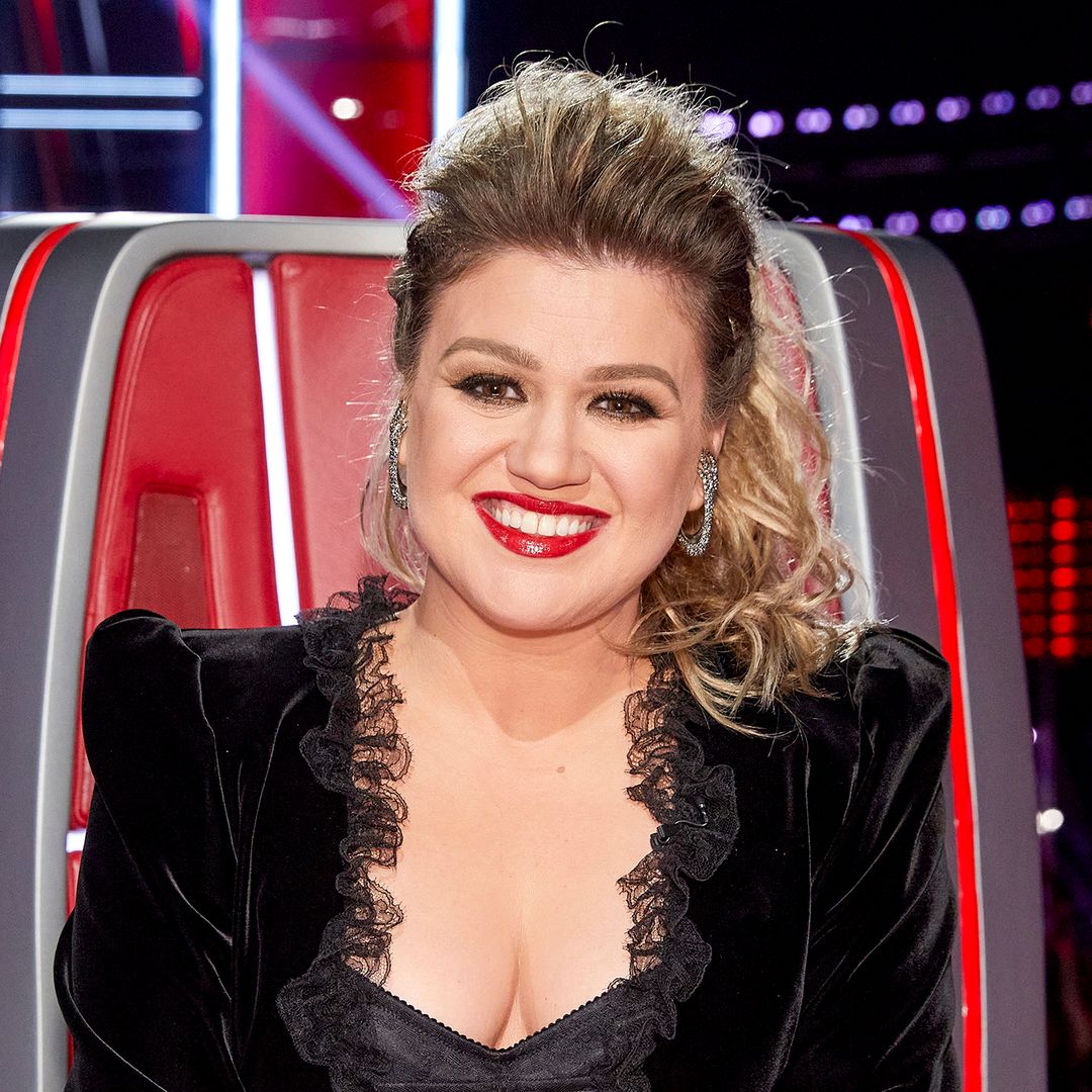 Kelly Clarkson Wows In Tiny Denim Dress With A Flamboyant Twist As She ...