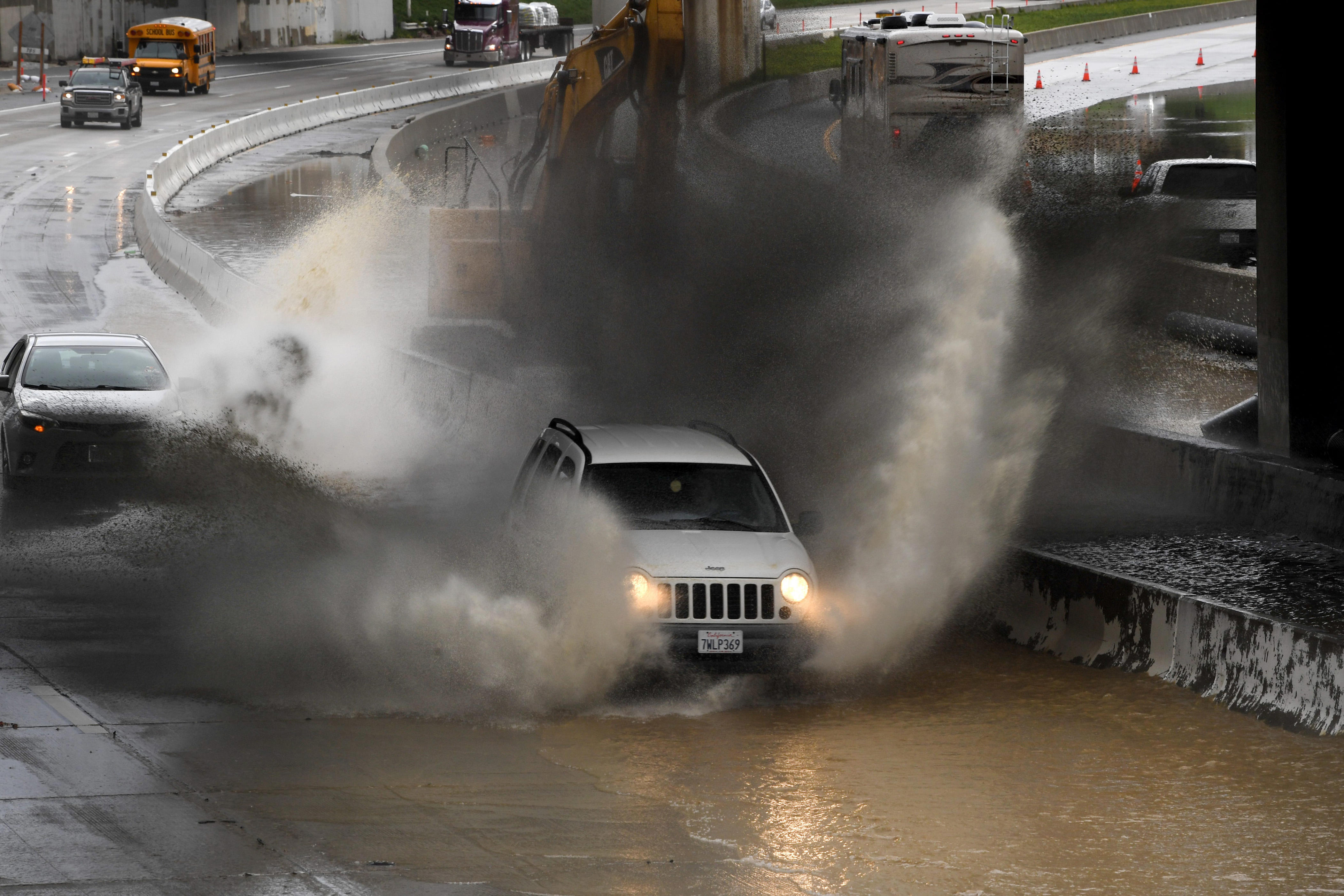 Powerful Storms Move East Into Arizona But With Less Rain Than In   BB1hOYiN.img