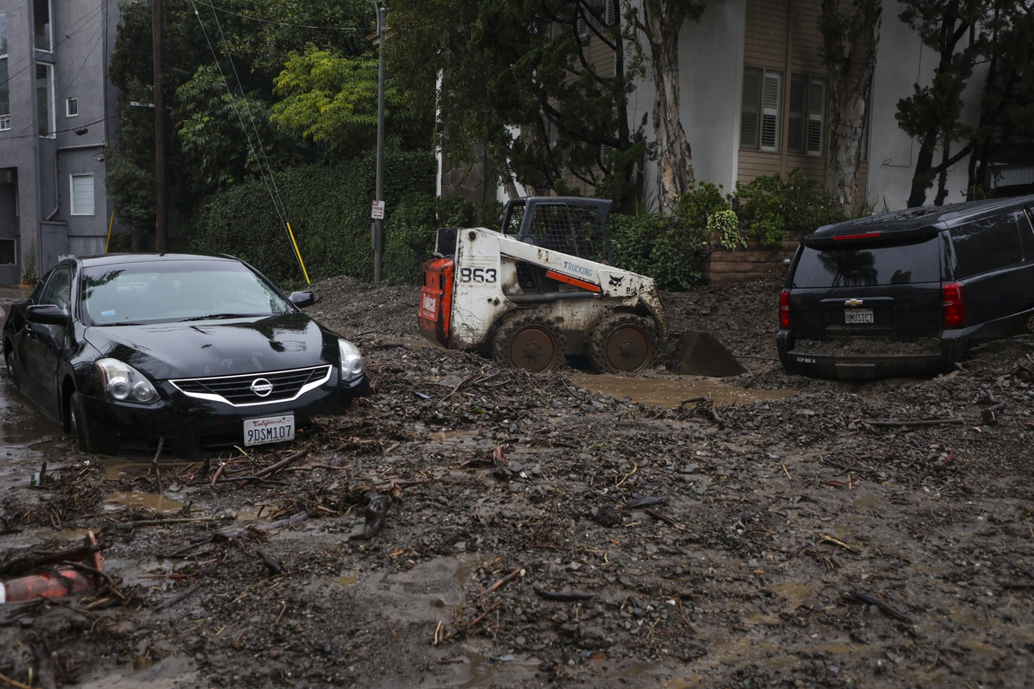 Mudslide traps vehicles, forces residents to flee