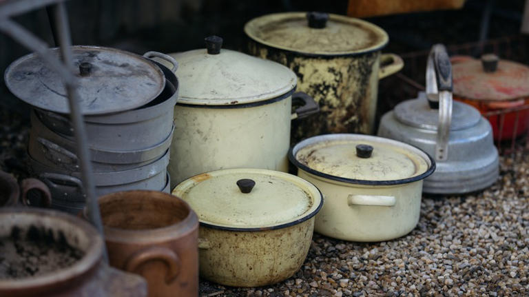 Give Second-Hand Pots & Pans A Second Life With This Genius Gardening Idea