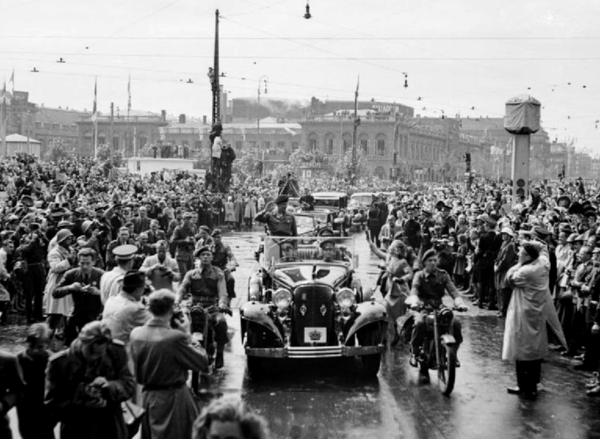 <p>Field Marshal Bernard Montgomery drives through Copenhagen in May 1945, with thousands of Danes lining the streets.</p>