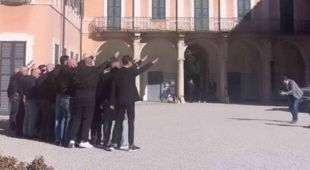 Varese, matrimonio con saluti romani nella sede del Comune. Ad officiare le nozze il leader di un gruppo neonazista