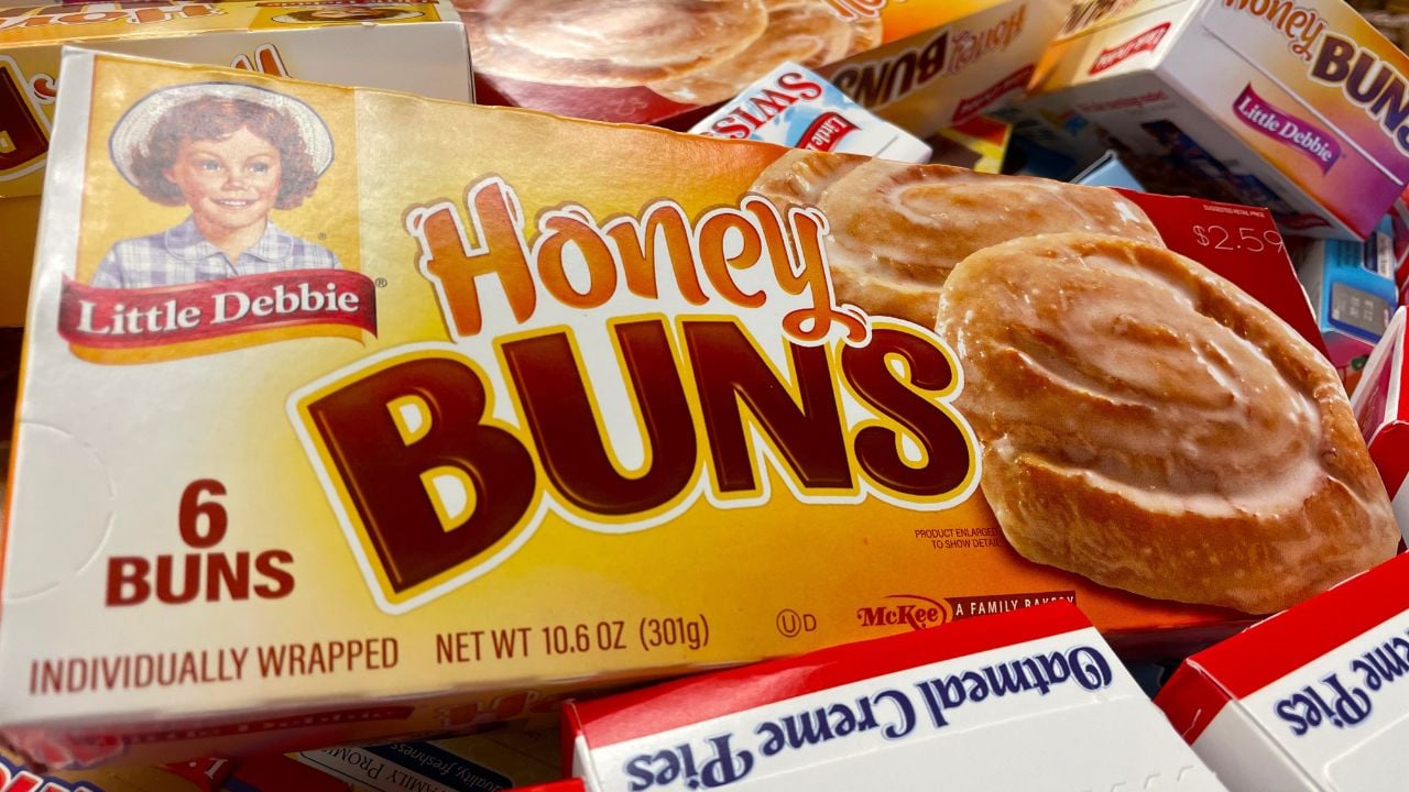 <p>Honey Buns ward off hunger for a few hours and include the right amount of sugar and sweetness to gratify passengers with a strong sweet tooth. Many gas stations sell Little Debbie’s Honey Buns, a fried yeast pastry containing honey and cinnamon and topped with icing.</p>
