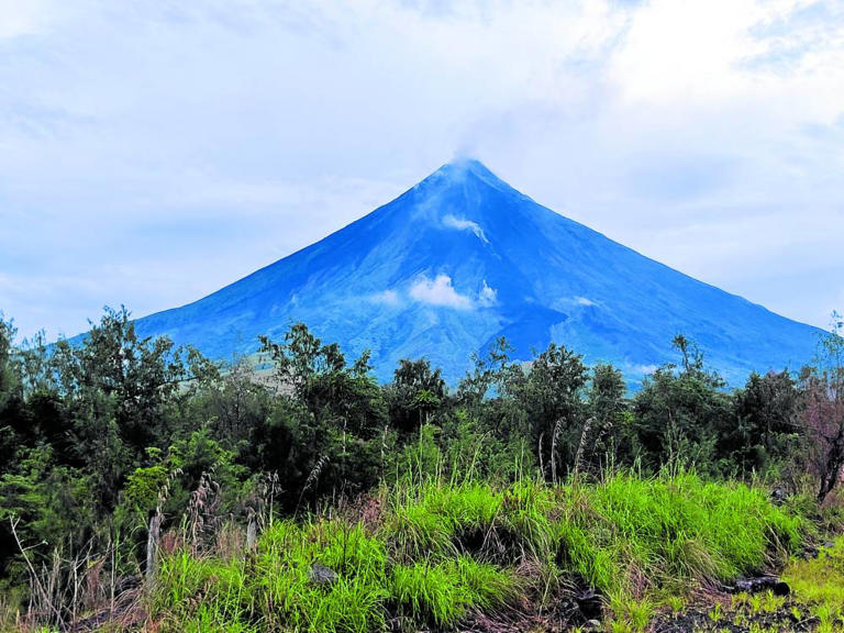 Phivolcs reports ‘decreased unrest’ from Mayon Volcano