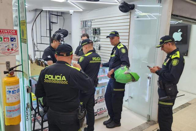 Clausuran Por Tres Días Centro Comercial De Medellín Donde Vendían Celulares Robados 0127