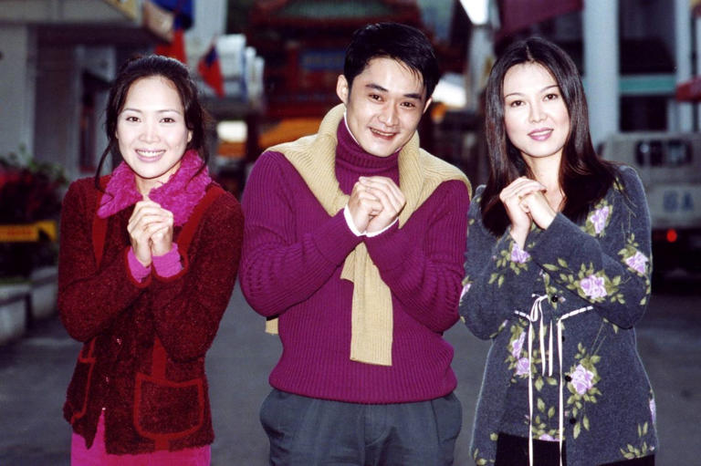 江國賓、苗可麗、林秀玲23年前拍攝《台灣阿誠》時的賀年照出土。（三立提供）