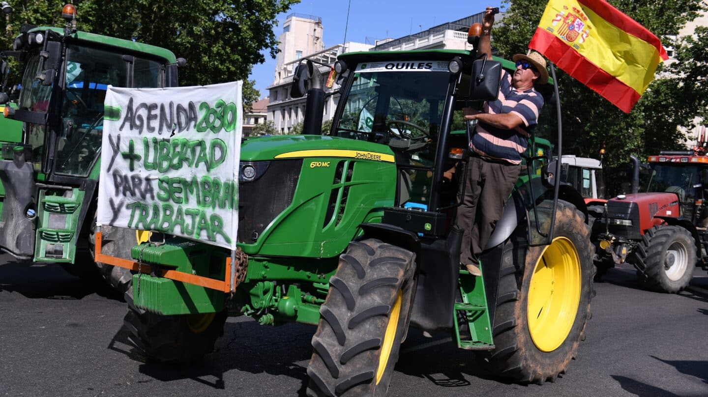 Las Protestas De Los Agricultores Provocan Los Primeros Cortes Y Atascos